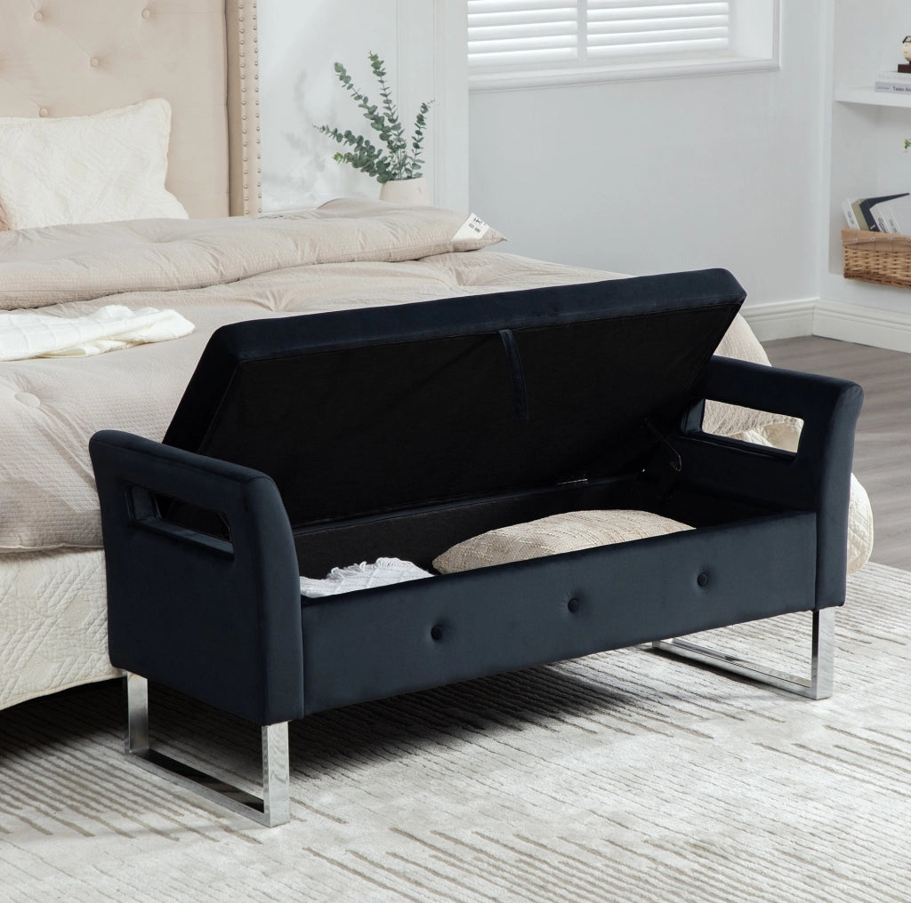 Pouf contenitore imbottito con braccioli in velluto nero e struttura in legno massello