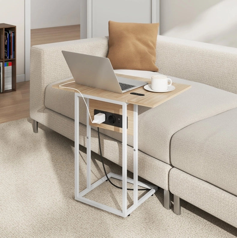 Tavolino pieghevole con stazione di ricarica USB, struttura in metallo bianco, piano in laminato effetto legno 39 x 29 x 57 cm