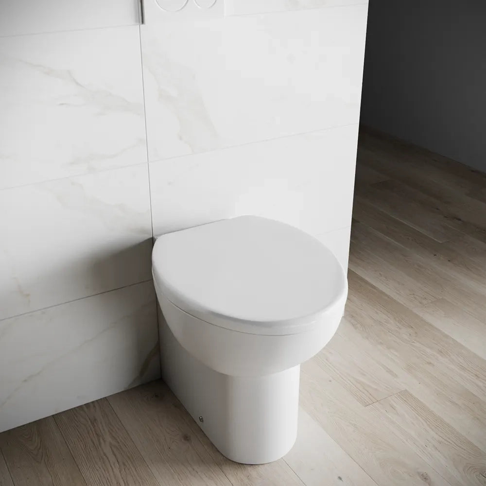 Vaso WC filomuro in ceramica bianco lucido con sedile soft-close | Doha