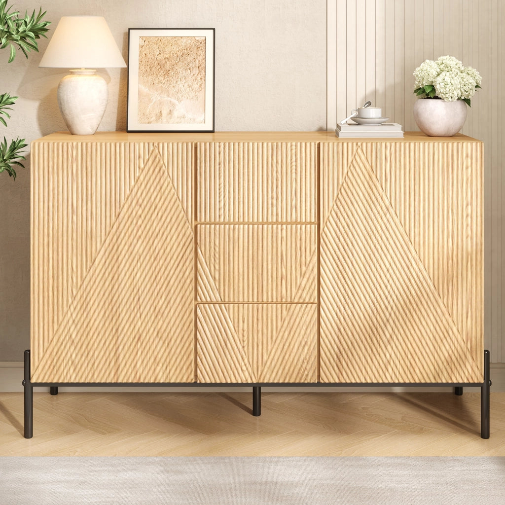 Credenza moderna con design geometrico; due ante e tre cassetti; MDF; color legno naturale