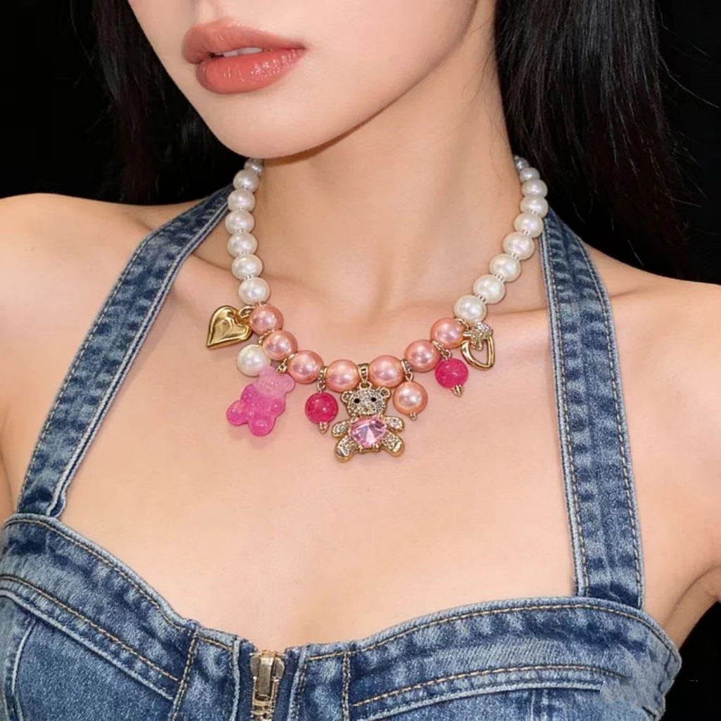 Nuova collana per clavicola con ciondolo a forma di orsetto dorato a forma di cuore scintillante e perlina di cristallo a forma di bacca.