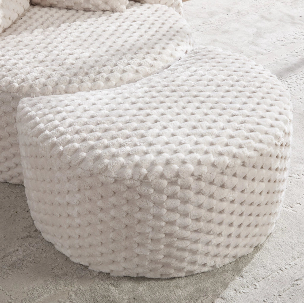 Poltrona compatta con pouf, design avvolgente e rivestimento in tessuto
