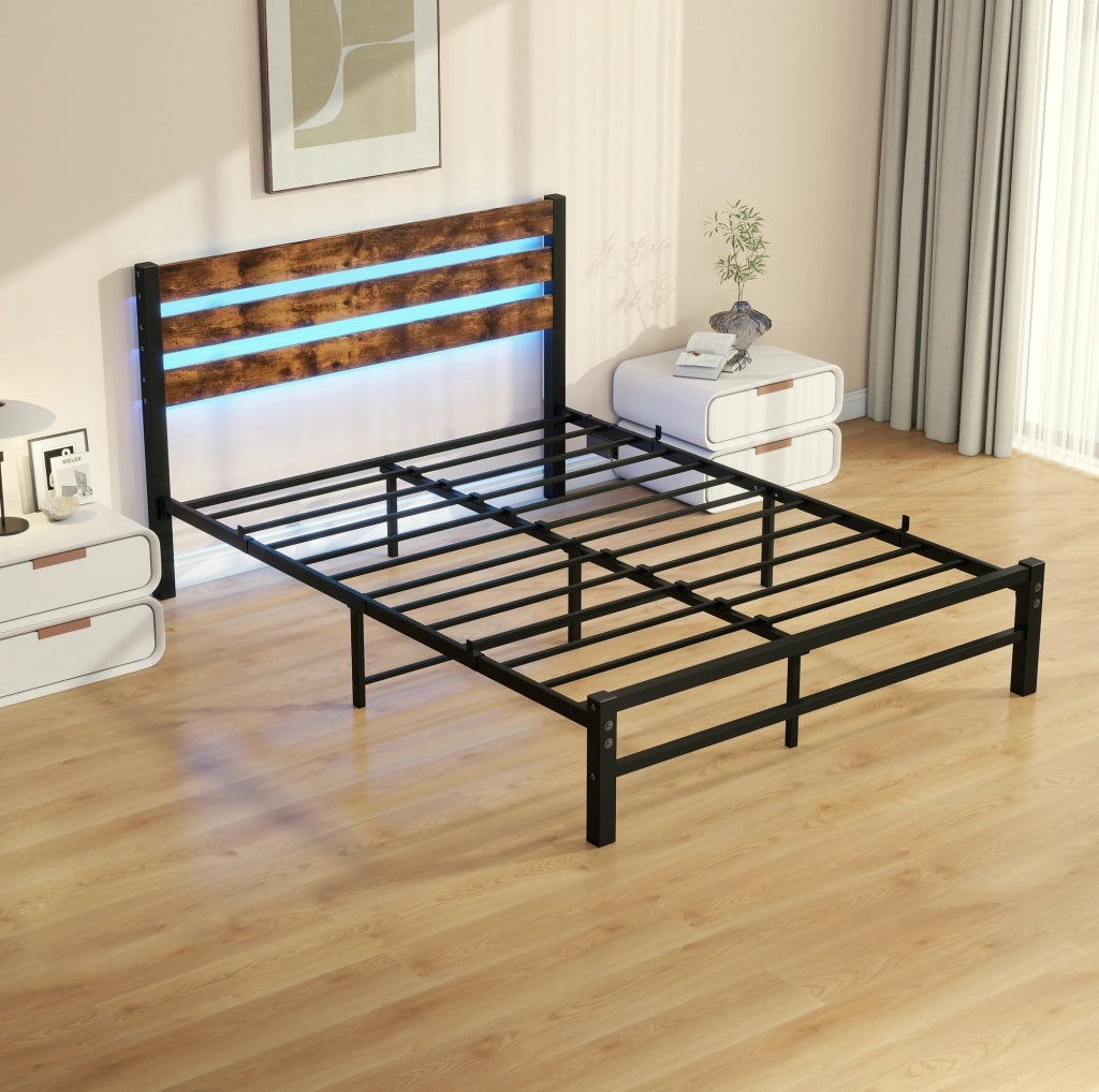 Letto con struttura in metallo 140x200 cm con testiera in legno, illuminazione LED RGB, porta USB e spazio contenitivo sottostante