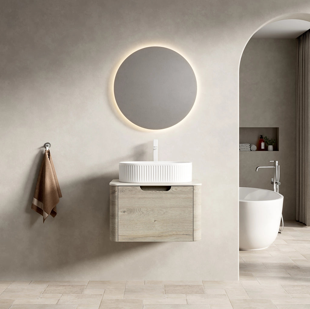 Mobile bagno sospeso 60 cm con lavabo ovale bianco in ceramica, piano in travertino sinterizzato e armadietto in compensato con cassetto, finitura rovere crema, preassemblato