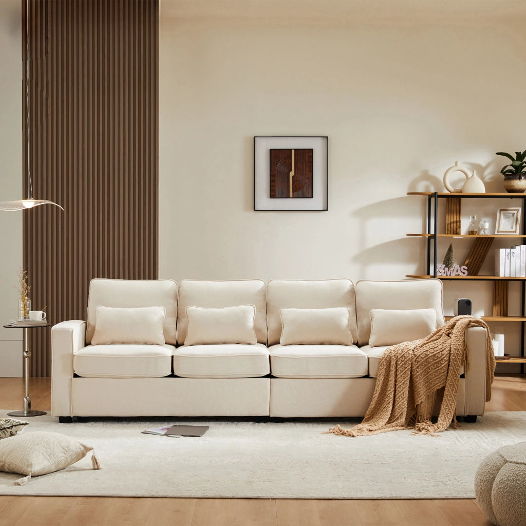 Divano a 4 posti in tessuto effetto lino beige con tasche sui braccioli e quattro cuscini lombari per soggiorno