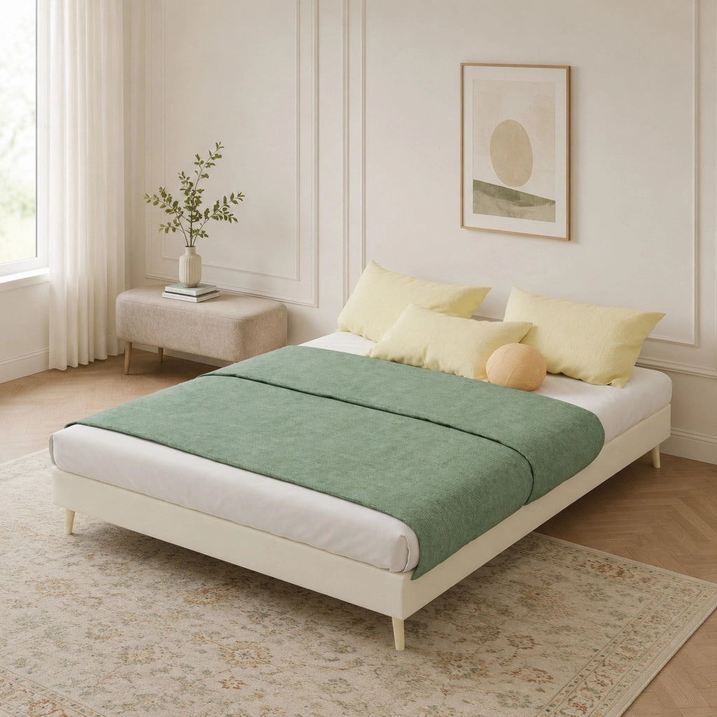 Letto matrimoniale 140x200 cm in tessuto beige con struttura in metallo; design moderno