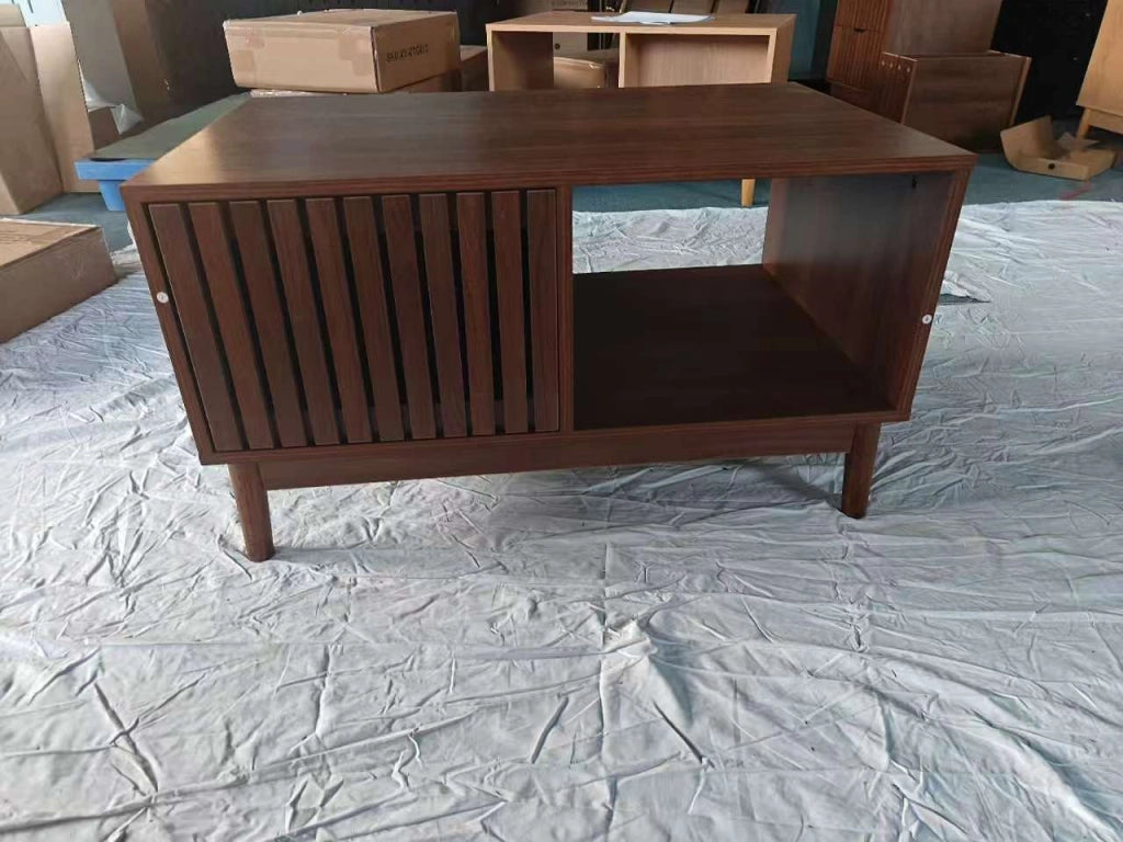 Tavolino basso con vani aperti e nicchia, gambe in legno massello, stile moderno mid-century, in MDF, noce