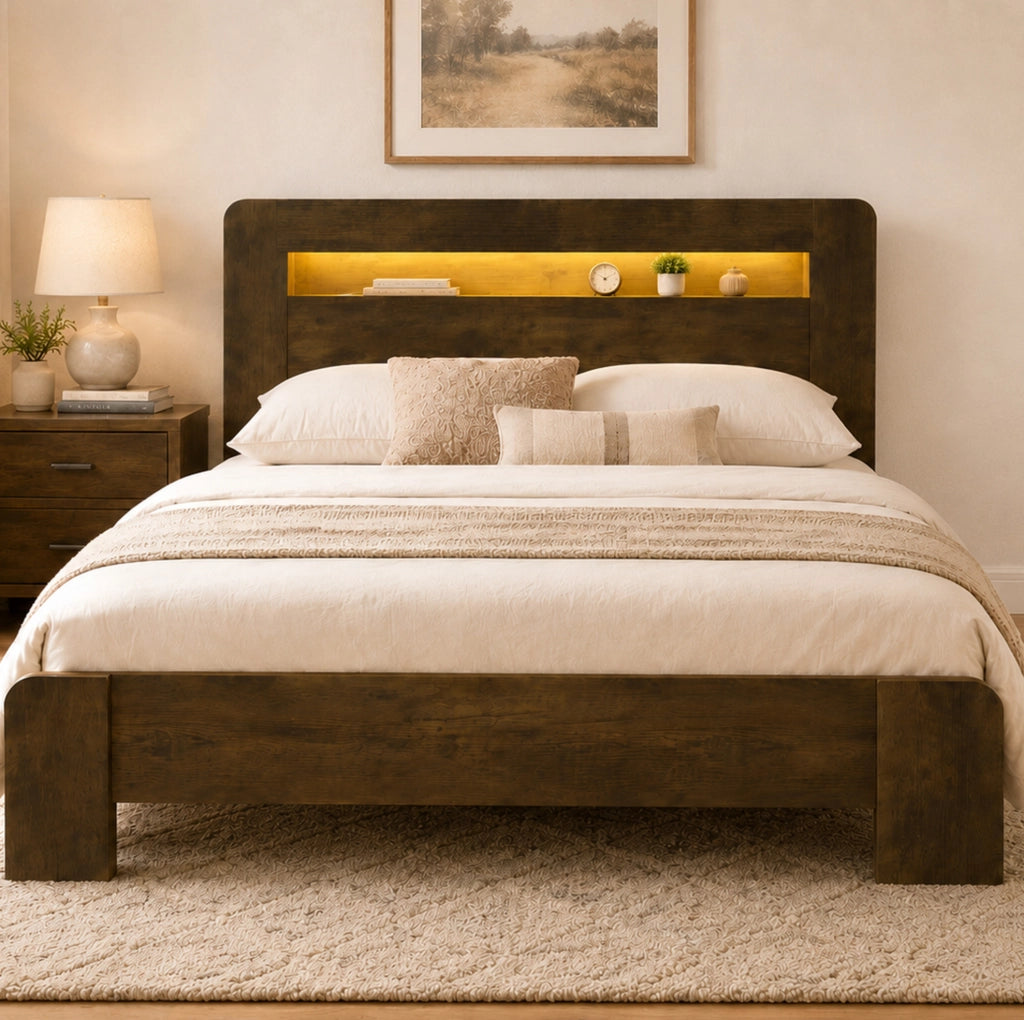 Letto matrimoniale ULEVR 140x200 cm con testiera contenitore, LED e prese integrate, finitura legno vintage