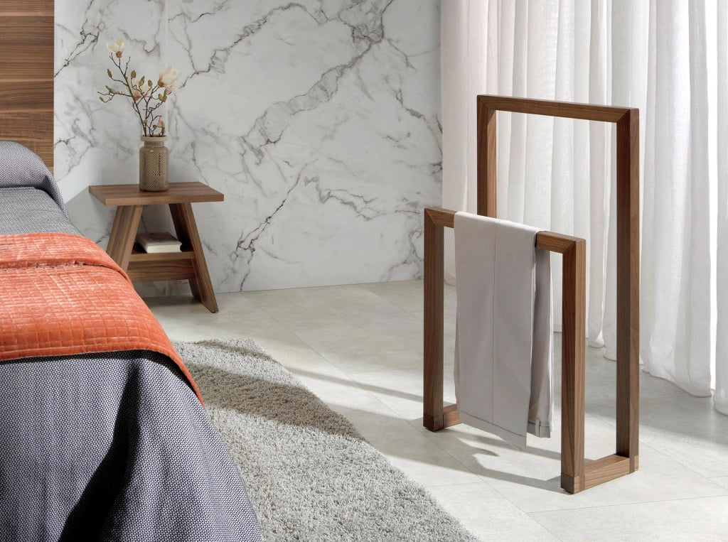 Comodino in legno di pino