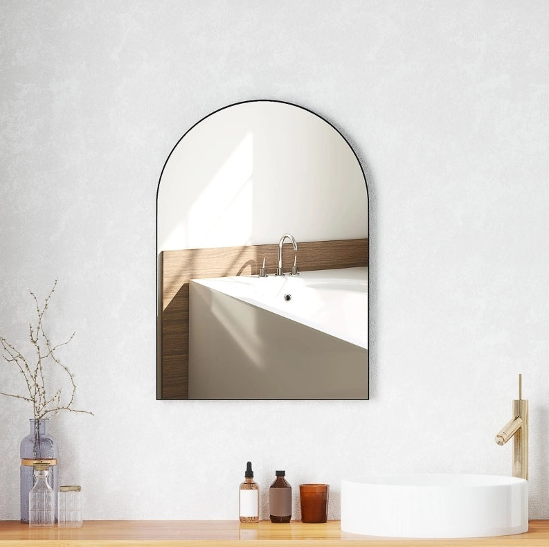 Specchio da Bagno Curvo 50x70 cm con Cornice in Alluminio Nero