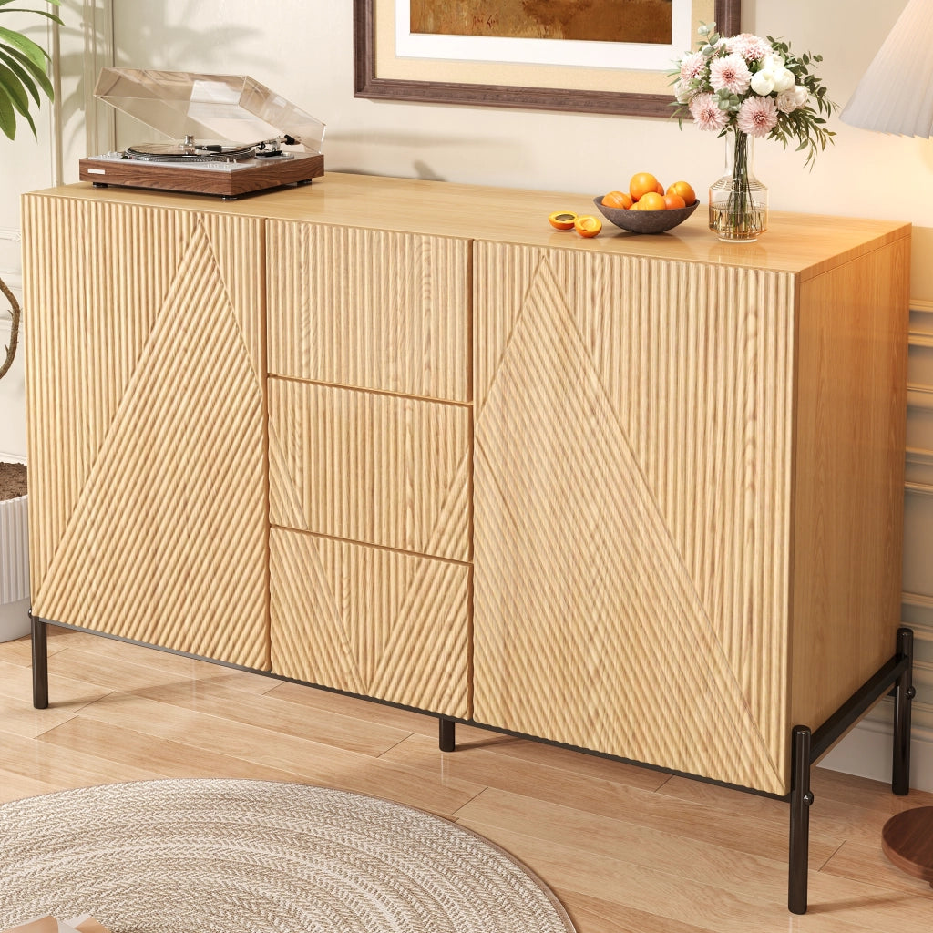Credenza moderna con design geometrico; due ante e tre cassetti; MDF; color legno naturale