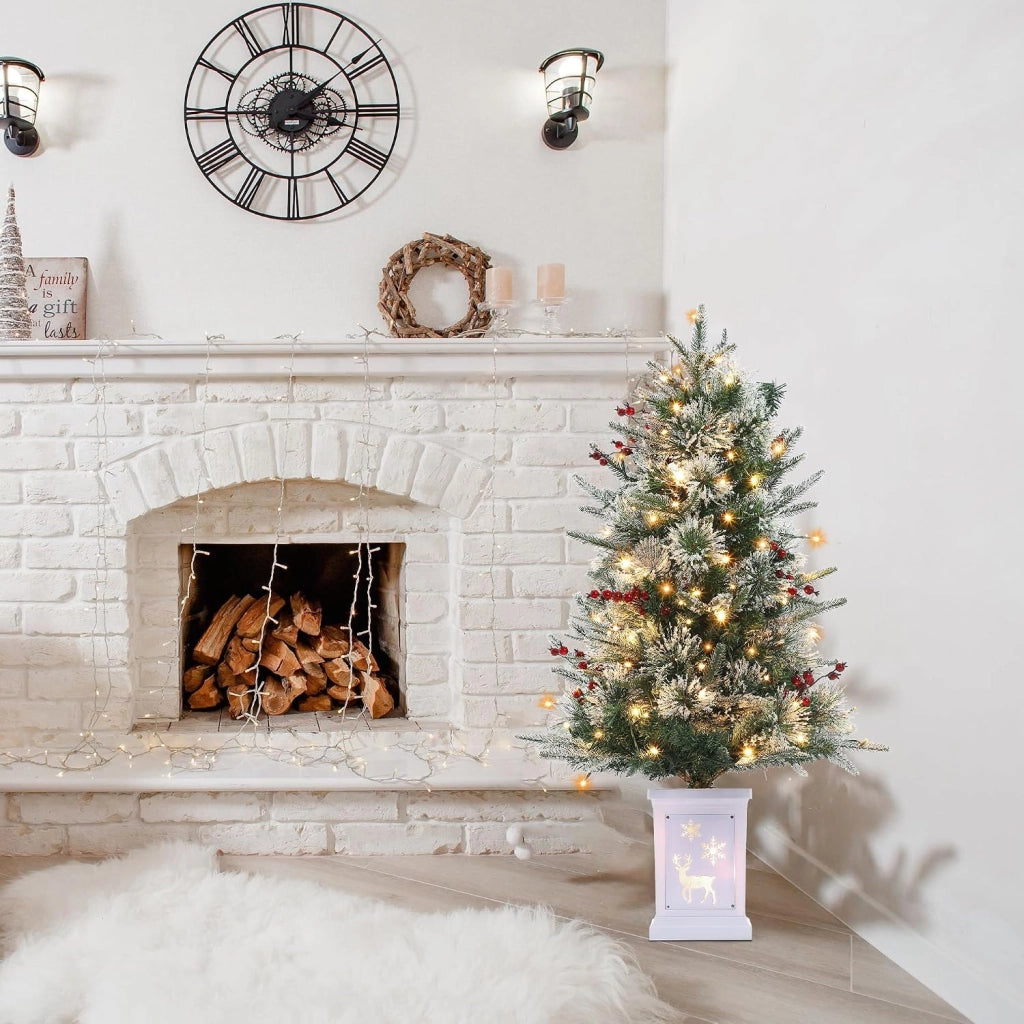 Set 2 Alberi di Natale Innevati 92cm con 78 LED Luce Calda Bacche Rosse e Base Cervo