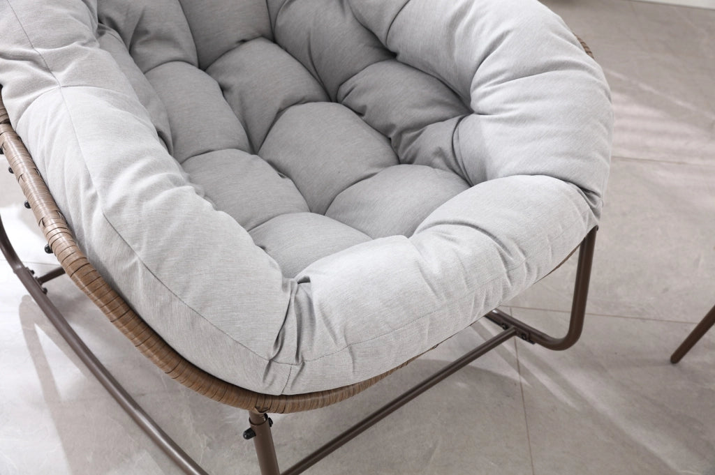 Poltrona a dondolo oversize in rattan sintetico grigio con cuscino spesso, per esterni e interni, 78x106x90 cm