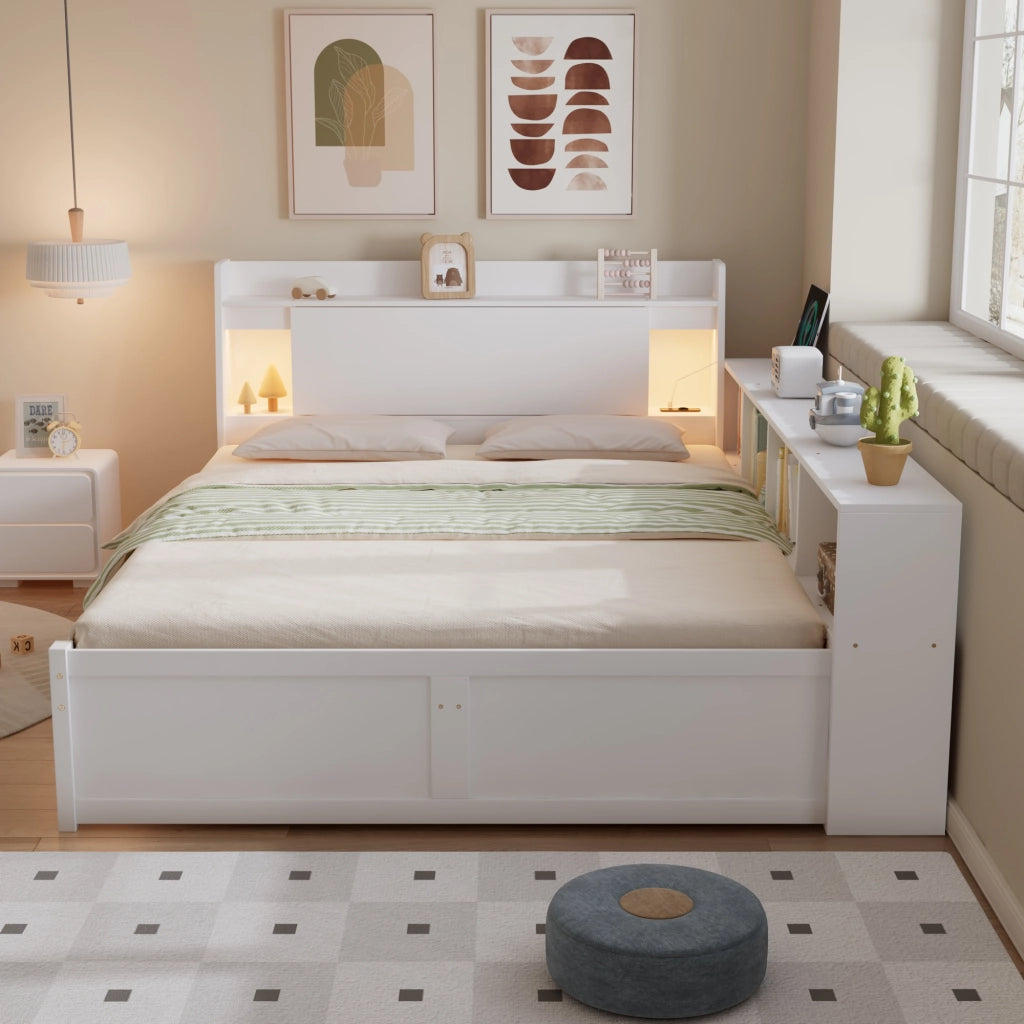 Letto matrimoniale 140x200 cm bianco in pino e MDF con testiera contenitore; luci e ricarica