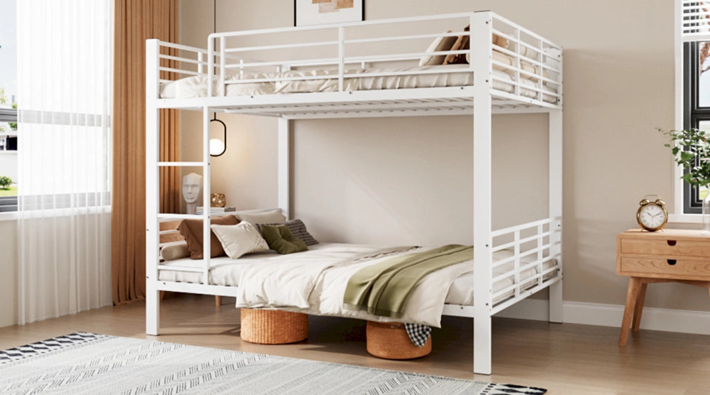 Letto a castello ULEVR 140x200 cm in metallo bianco opaco con barriera di sicurezza alta e scala