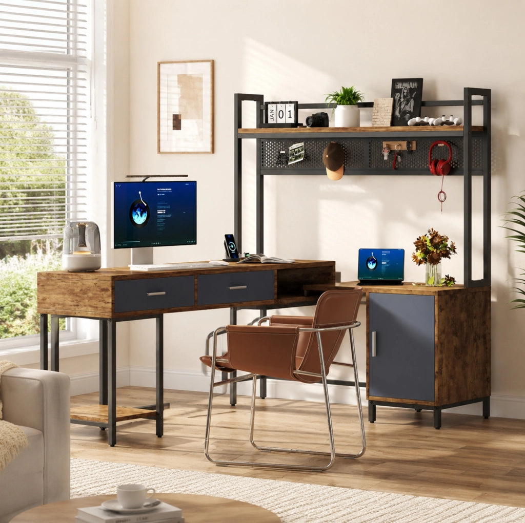 Scrivania angolare 140x140x135 cm in stile industriale con struttura in acciaio e MDF, finitura nero e legno, con cassetti e armadietto a porta singola
