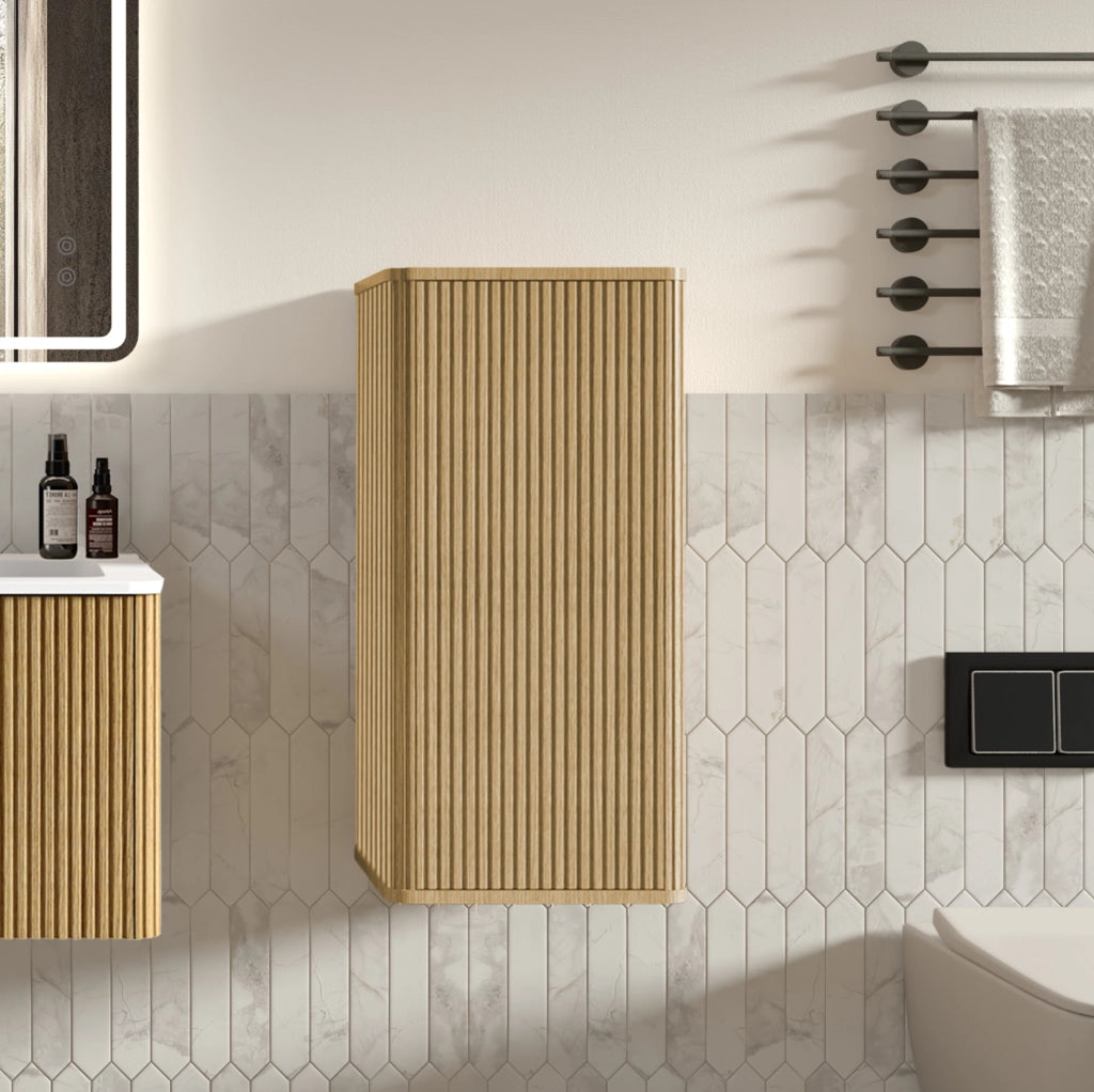 Mobile bagno da parete in rovere con design scanalato e apertura push-to-open