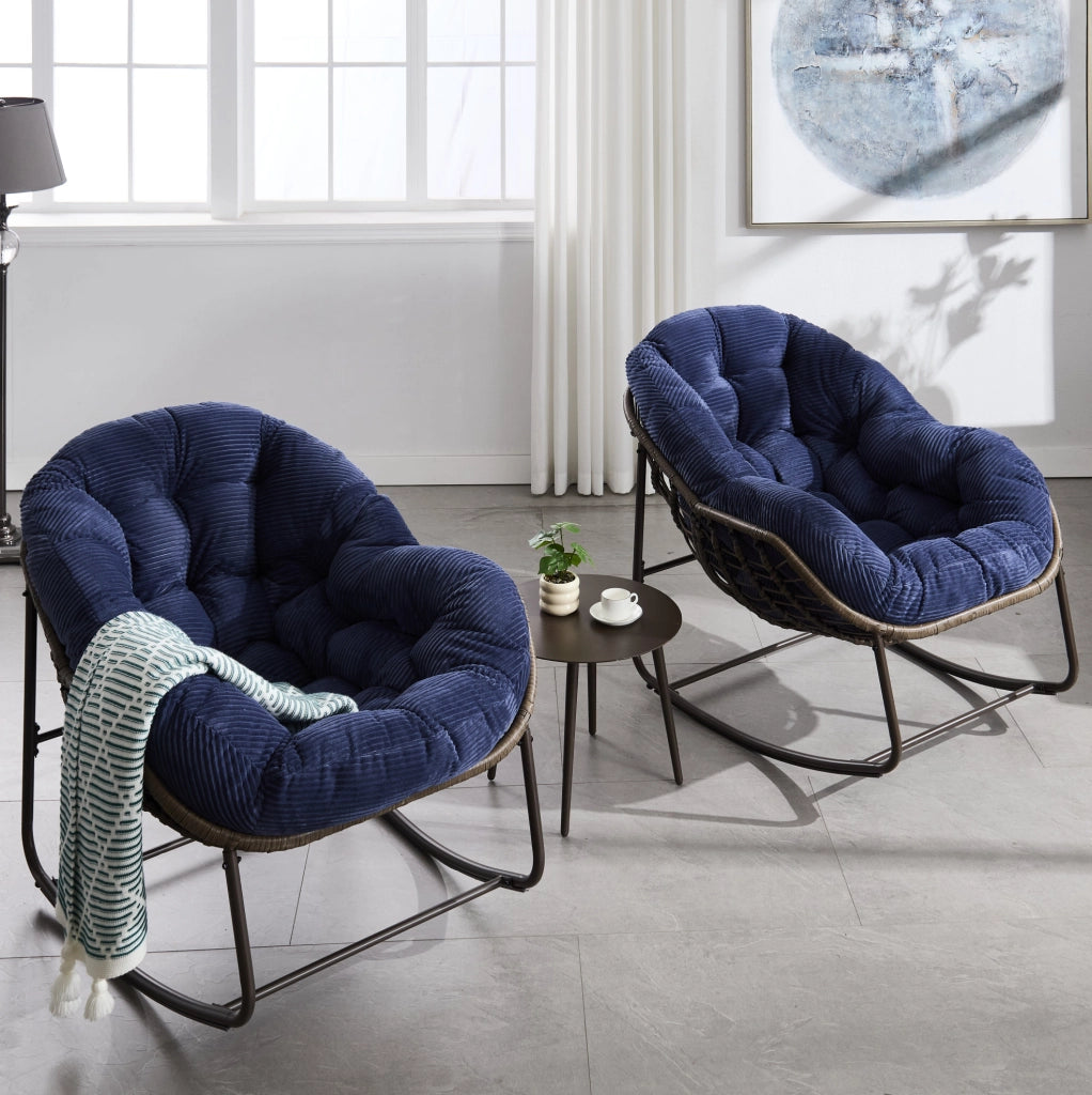 Sedia a dondolo da esterno in rattan sintetico con cuscino imbottito, dimensioni 78x106x90 cm, colore blu scuro