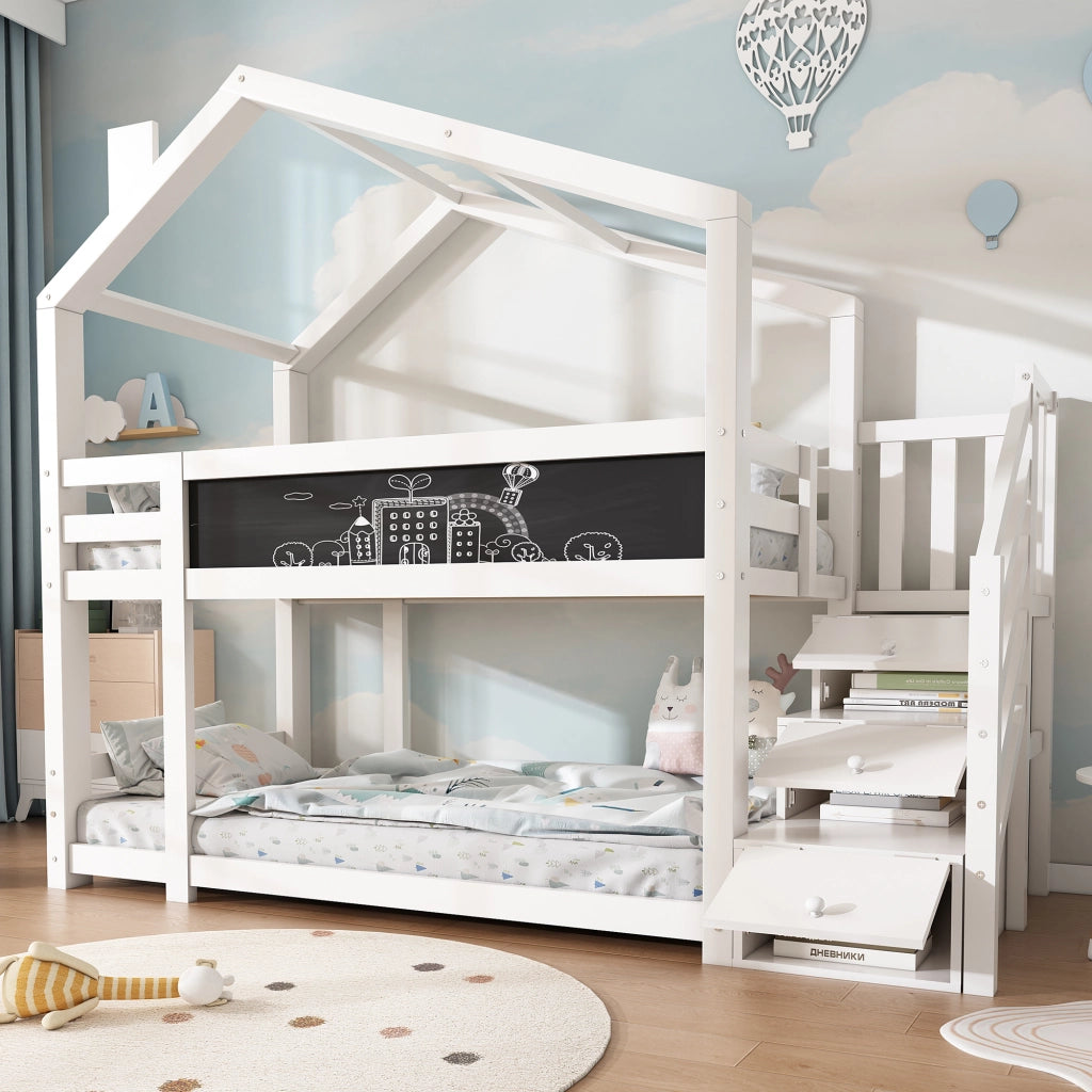 Letto a castello a casetta per bambini 90x200 cm con camino; vani; lavagna; parapetto e 2 reti a doghe; bianco