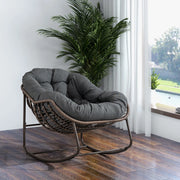 Desviae Sedia a dondolo oversize in rattan sintetico con struttura in acciaio grigio e cuscino spesso 78 × 106 × 90 cm