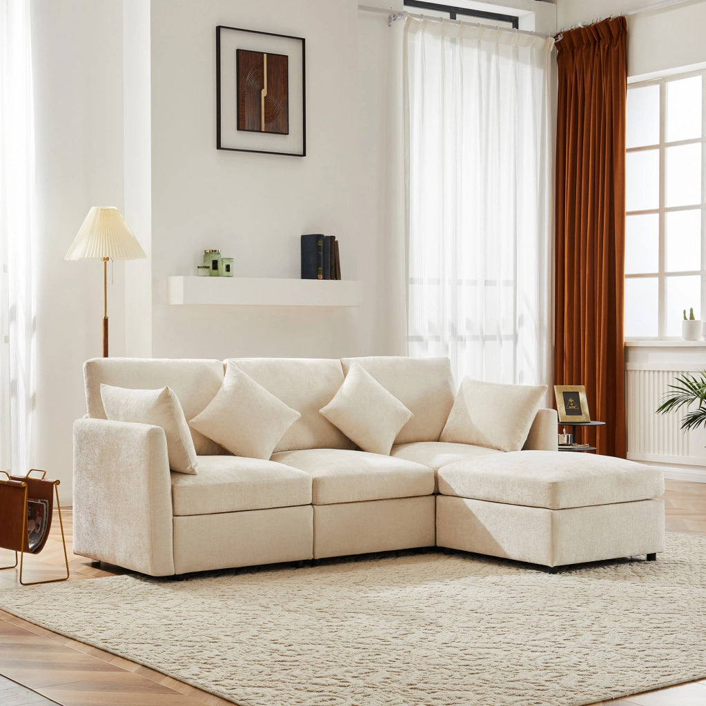 Divano angolare modulare L a 3 posti con pouf mobile e 4 cuscini in tessuto chenille beige, 216x161x81 cm