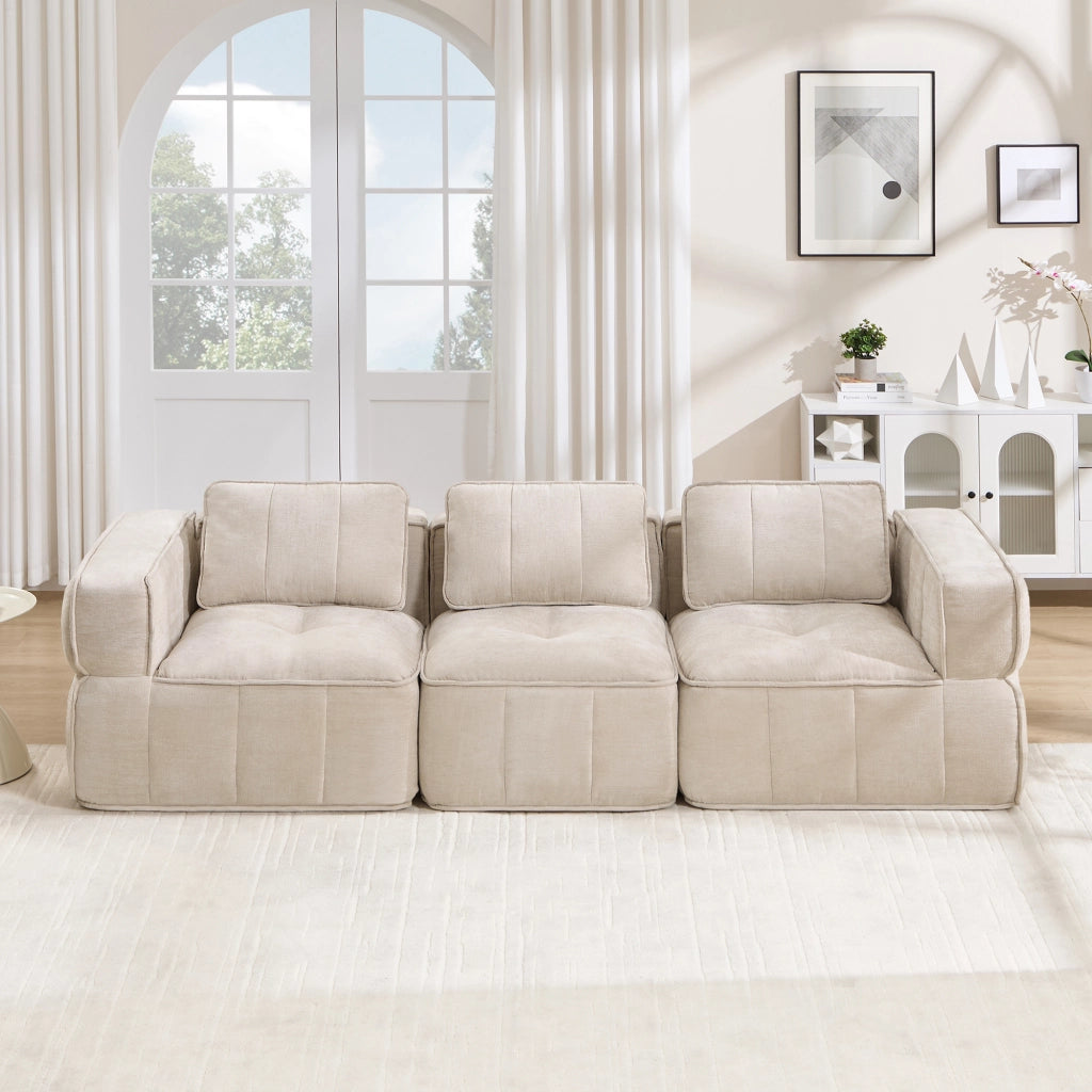 Divano modulare a 3 posti in poliestere beige con seduta profonda, braccioli larghi e base antiscivolo 67 × 271 × 93 cm