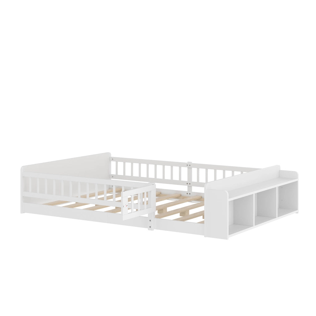 Letto per bambini 140 × 190 cm con ripiani e vano a giorno in legno di pino bianco con barriera apribile