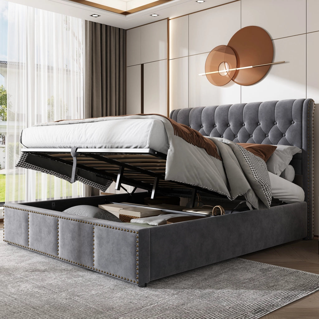 Letto contenitore in velluto grigio 180 x 200 cm; apertura idraulica; rete a doghe e testiera imbottita con borchie