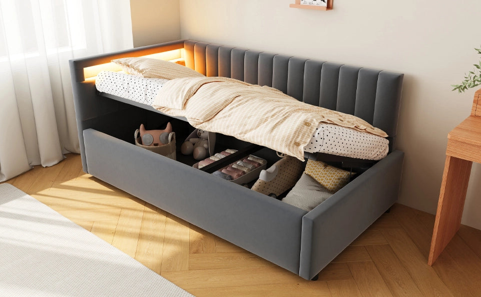 Letto divano imbottito 90x200 cm con illuminazione LED e vano contenitore idraulico, tessuto in velluto grigio, design classico a righe verticali