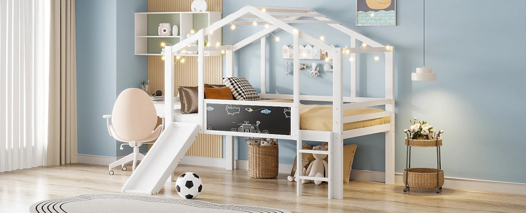 Letto a soppalco per bambini 90 x 200 cm in legno massiccio con scivolo, scaletta e lavagna, design a casetta, colore bianco