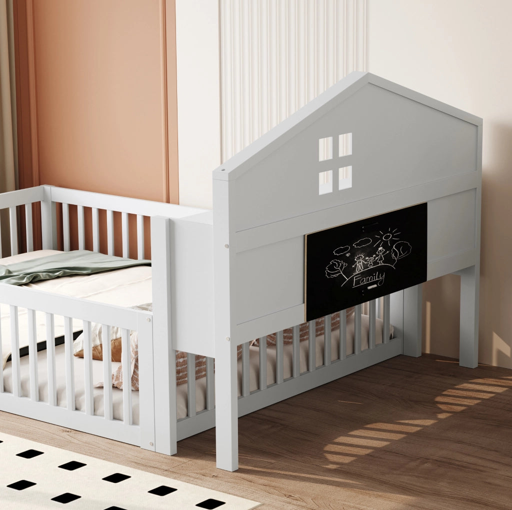 Letto per bambini 140x200 in legno massiccio con struttura a casetta, sponde protettive, ripiani e doghe, colore bianco