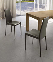 Sedia Kitty in similcuoio cioccolato con gambe rivestite e struttura in metallo - Design moderno impilabile per zona giorno e cucina