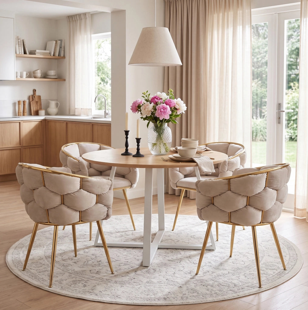 Poltrona moderna in velluto beige con gambe dorate