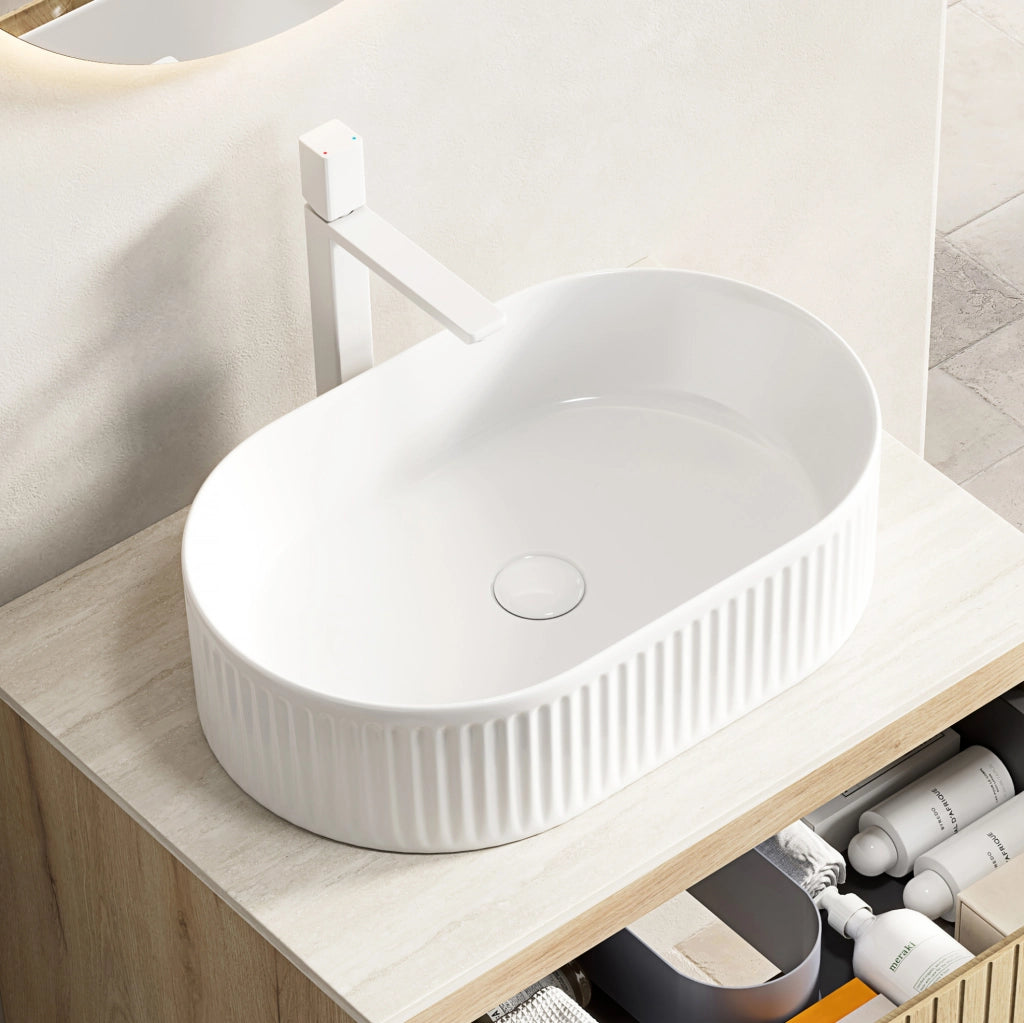 Lavabo da appoggio ovale in ceramica bianca con foro standard per rubinetto