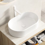 Lavabo da appoggio ovale in ceramica bianca con foro standard per rubinetto