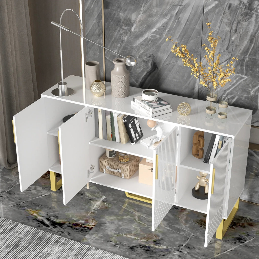 Sideboard lucido bianco, design geometrico, 4 ante, maniglie e piedi in metallo, 140x40x80 cm