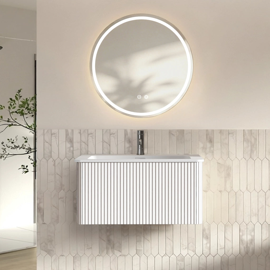 Set mobili bagno bianco: lavabo 80 cm con mobile sottolavabo e armadio a muro preassemblato. Armadio striato con 1 cassetto. Specchio LED rotondo 80 cm incluso.