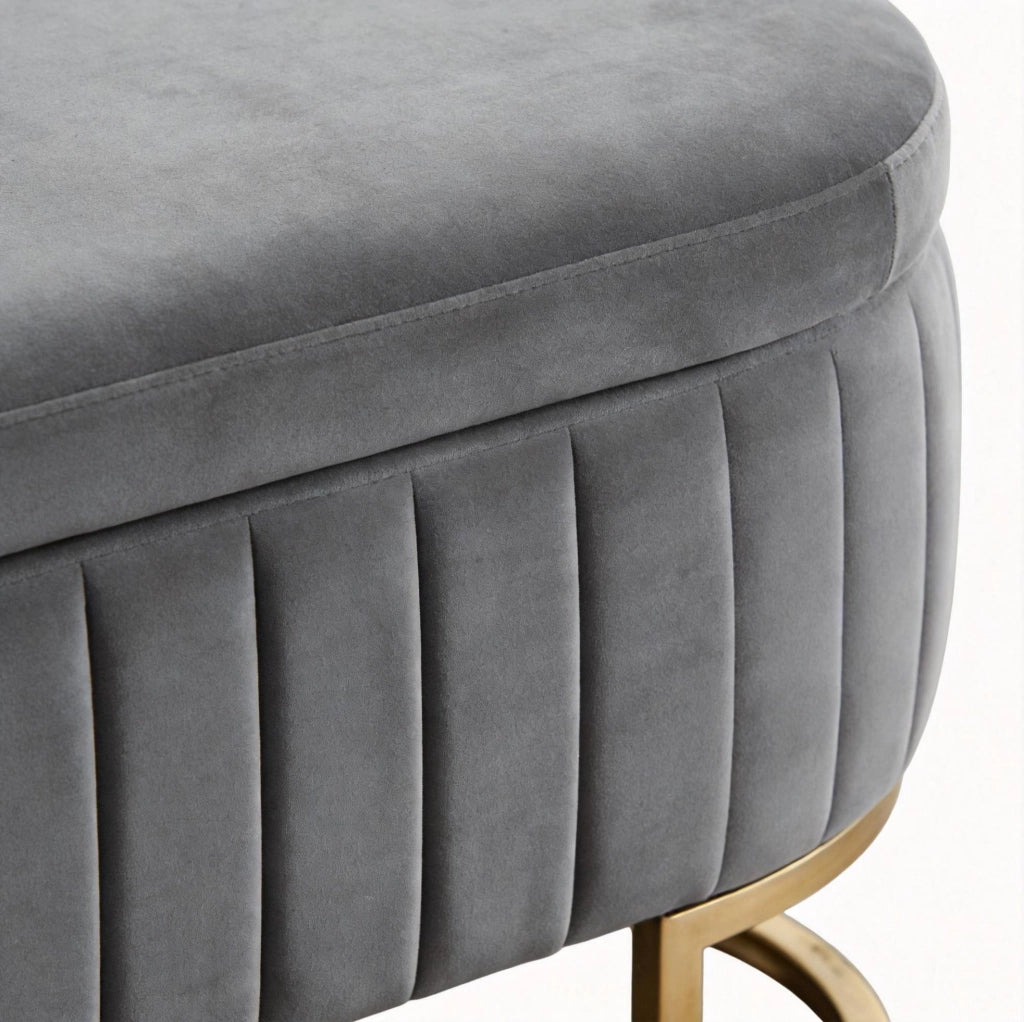Panca contenitore ULEVR 131x44x31 cm in velluto grigio chiaro con piedi in metallo dorato