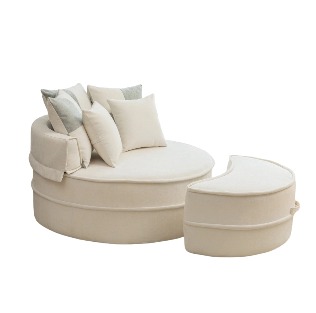 Poltrona lounge rotonda beige con pouf e 5 cuscini