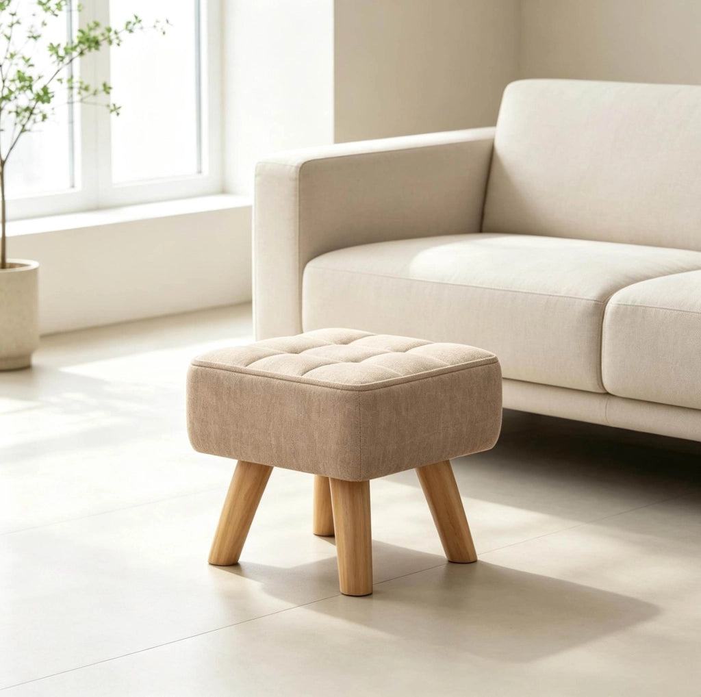 Pouf quadrato imbottito in lino beige, seduta 27x27x26 cm, con gambe in legno di gomma anti-scivolo