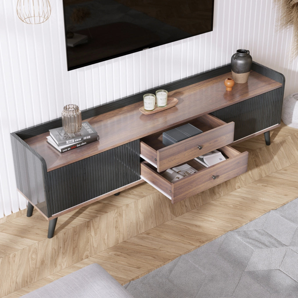 Mobile TV con due ante scorrevoli a righe e due cassetti in pannello truciolare nero e legno 160 × 40 × 58 cm