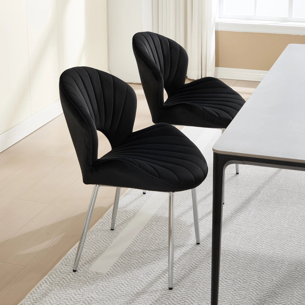 Sedia da pranzo in velluto nero con struttura in metallo, schienale curvo e design senza braccioli