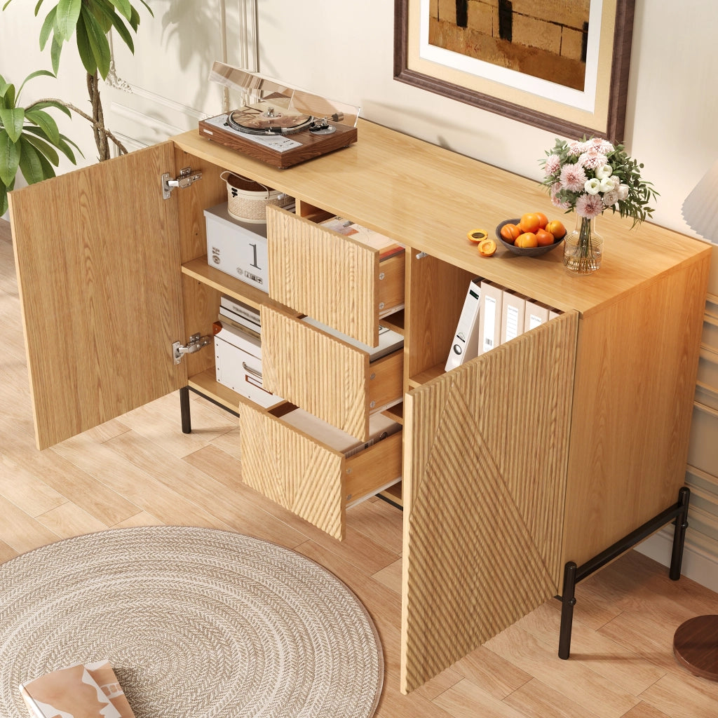 Credenza moderna con design geometrico; due ante e tre cassetti; MDF; color legno naturale