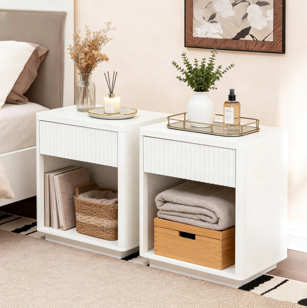 Set da 2 Comodini con Cassetto e Ripiano Aperto, Tavolino da Camera con Design a Pannelli Increspati, Struttura in Legno Robusto 63,5x38x46,5 cm