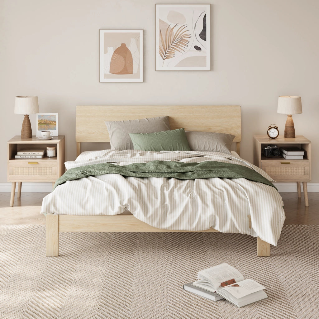Comodino con cassetto e ripiano aperto in MDF e rattan color rovere con gambe in legno 45 × 40 × 55 cm