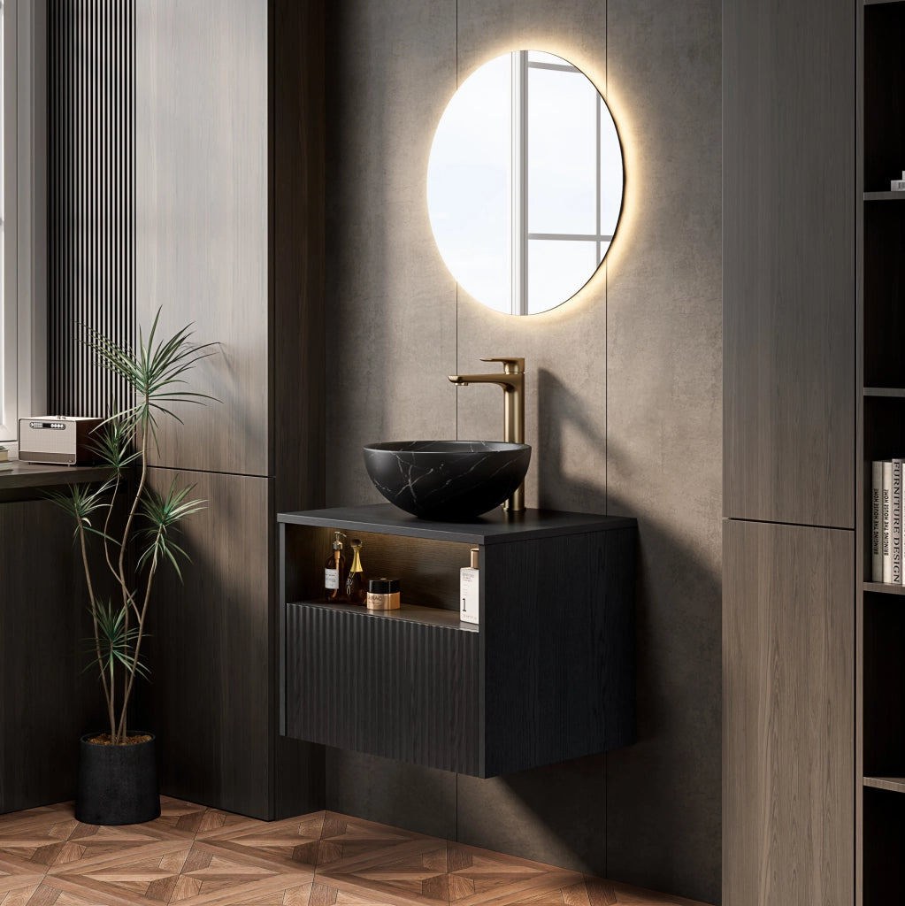 Mobile bagno sospeso 60 cm con lavabo in ceramica nera effetto pietra, armadietto in compensato rigato con cassetto e mensola, illuminazione sensorizzata, colore nero
