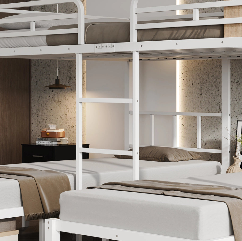Letto a castello in metallo bianco 140x200/90x200 cm con 3 posti letto, scaffale aperto e portascarpe