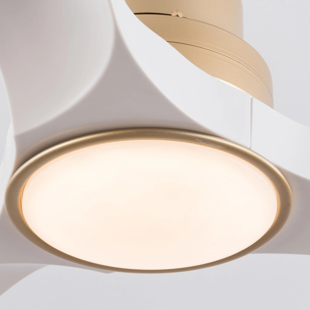 Ventilatore da soffitto ULEVR 52 pollici con luce, telecomando, motore DC reversibile e 3 pale ABS bianco e oro