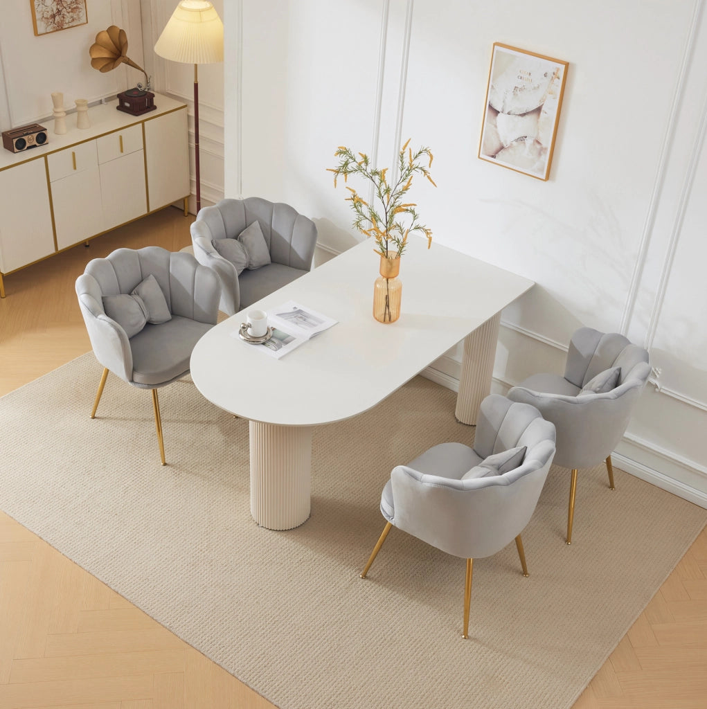 Set di 4 sedie in velluto grigio con schienale a petalo e gambe in metallo dorato; 63x58x77 cm