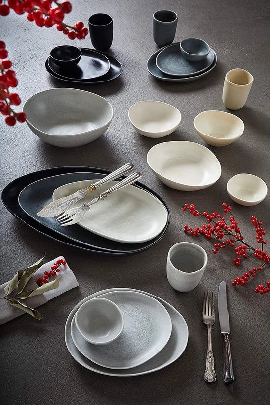 Set di piatti e tazze in materiale ecocompatibile